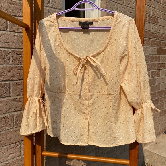 vintage buttercup yellow blouse with embroidered flowers - Picture 6 of 6